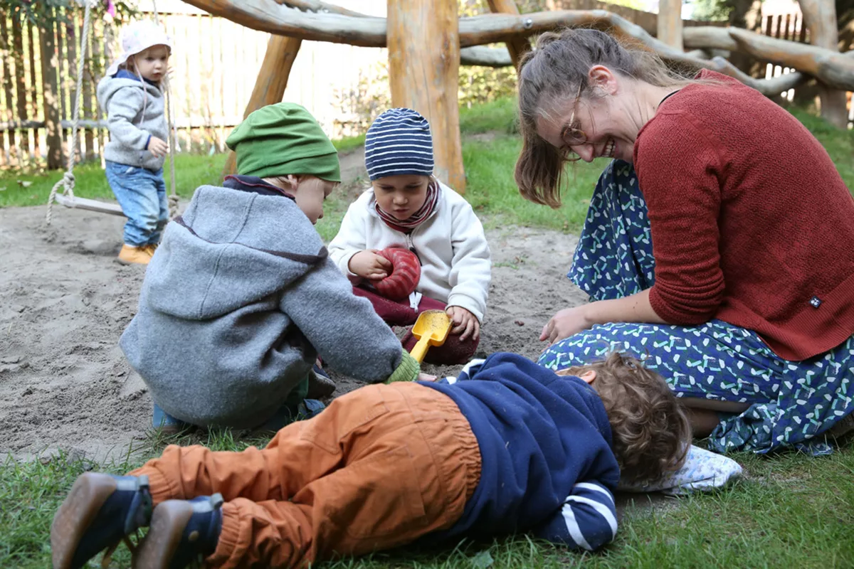 Erzieherin in der Kinderkrippe, im Garten