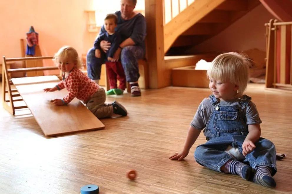 Kinder spielen in der Krippe